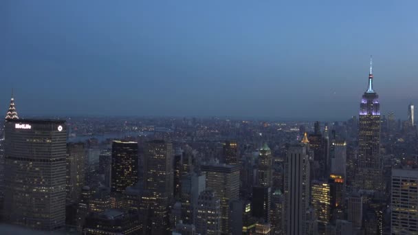 Nueva York, Estados Unidos - circa mayo: toma del atardecer y la noche cayendo sobre Manhattan, Nueva York, Nueva York, Estados Unidos — Vídeo de stock