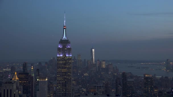 New York, Usa - circa maj: bild på solnedgången och natten faller över Manhattan, New York City, New York, Usa — Stockvideo