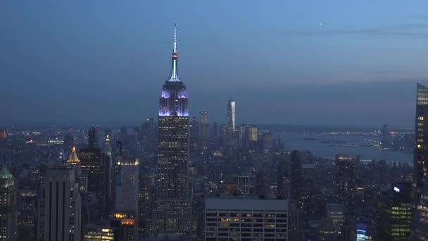 纽约，美国-大约 5 月： 拍摄的日落和夜落在曼哈顿，纽约城，纽约，美国 — 图库视频影像
