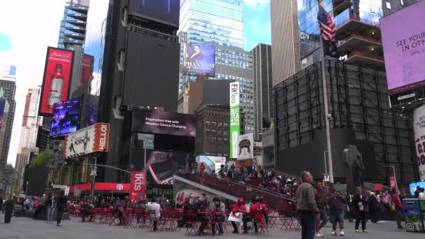 New York City - Mayıs: Yayalar ve New York, Ny Times Square'de trafikte. Times Meydanı dünyanın en popüler konumlar yaklaşık 40 milyon ziyaretçi ile her yıl biridir. — Stok video