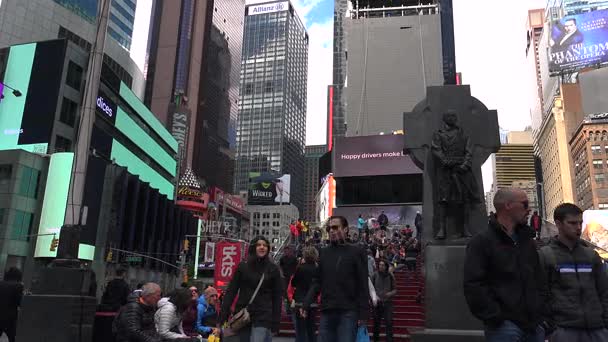 New York City - květen: Chodci a doprava na Times Square v New Yorku, Ny. Times square je jedním z nejpopulárnějších atrakcí na světě s téměř 40 milionů návštěvníků ročně. — Stock video