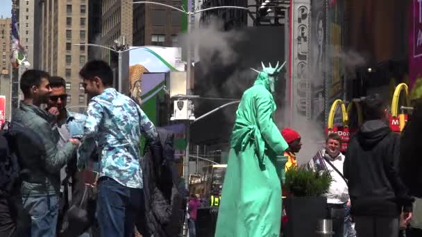 New York City - květen: Chodci a doprava na Times Square v New Yorku, Ny. Times square je jedním z nejpopulárnějších atrakcí na světě s téměř 40 milionů návštěvníků ročně. — Stock video