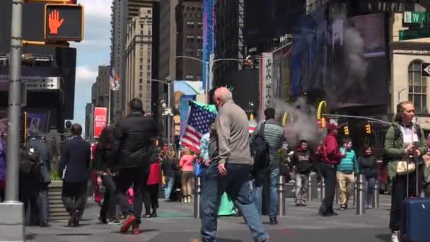 New York City - Mayıs: Yayalar ve New York, Ny Times Square'de trafikte. Times Meydanı dünyanın en popüler konumlar yaklaşık 40 milyon ziyaretçi ile her yıl biridir. — Stok video