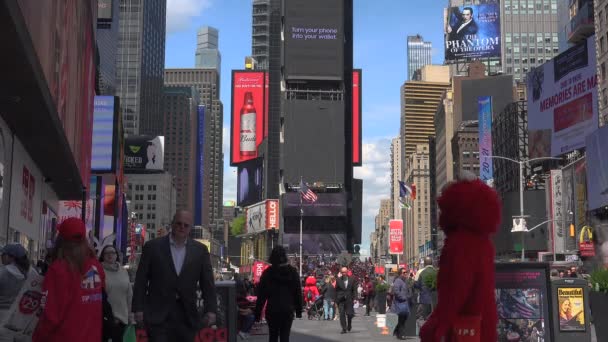 NOVA CIDADE DA IORQUE - Maio: Pedestres e trânsito na Times Square, em Nova York, NY. Times Square é uma das atrações mais populares do mundo, com quase 40 milhões de visitantes anualmente . — Vídeo de Stock
