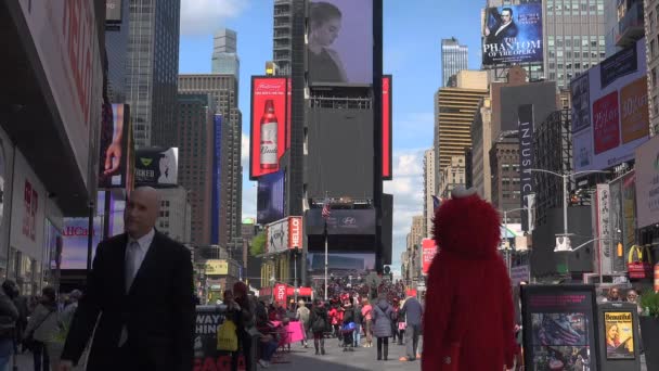 New York City - mei: Voetgangers en verkeer in Times Square in New York, Ny. Times square is een van's werelds meest populaire attracties met bijna 40 miljoen bezoekers per jaar. — Stockvideo