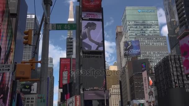 New York City - maja: Pieszych i ruchu w Times Square w Nowym Jorku, Ny. Times square jest jednym z najbardziej popularnych atrakcji na świecie z prawie 40 milionów turystów rocznie. — Wideo stockowe