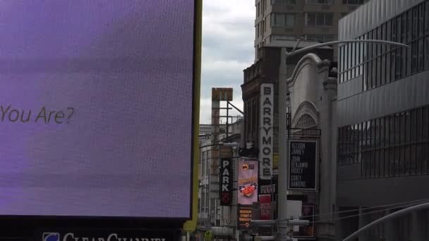 NOVA CIDADE DA IORQUE - Maio: Pedestres e trânsito na Times Square, em Nova York, NY. Times Square é uma das atrações mais populares do mundo, com quase 40 milhões de visitantes anualmente . — Vídeo de Stock