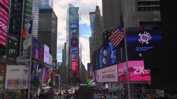 New York City - květen: Chodci a doprava na Times Square v New Yorku, Ny. Times square je jedním z nejpopulárnějších atrakcí na světě s téměř 40 milionů návštěvníků ročně. — Stock video