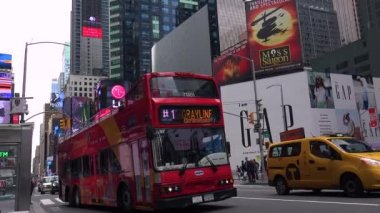 New York City - Mayıs: Yayalar ve New York, Ny Times Square'de trafikte. Times Meydanı dünyanın en popüler konumlar yaklaşık 40 milyon ziyaretçi ile her yıl biridir.