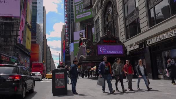 New York City - május: Gyalogosok és a forgalom, a Times Square, New York, NY. Times square egyike a világ legnépszerűbb látványosságai közel 40 millió látogató évente. — Stock videók