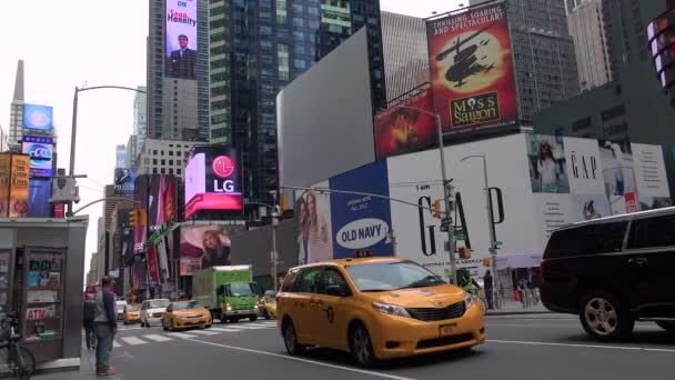 ニューヨーク市 - 5 月: 歩行者とニューヨーク、ニューヨークのタイムズ ・ スクエアでのトラフィック。タイムズ ・ スクエアは毎年ほぼ 4000 万の訪問者と世界で最も人気のあるアトラクションの一つ. — ストック動画