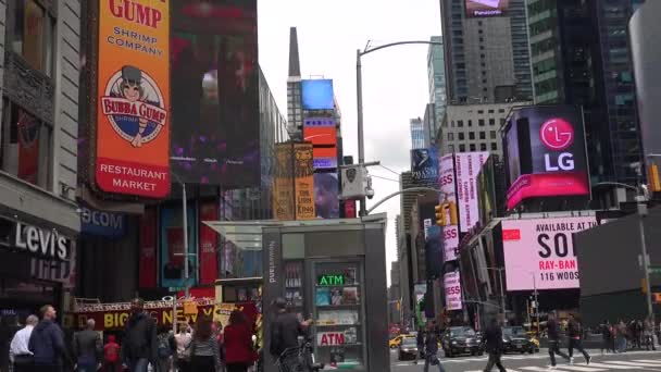 New York City - květen: Chodci a doprava na Times Square v New Yorku, Ny. Times square je jedním z nejpopulárnějších atrakcí na světě s téměř 40 milionů návštěvníků ročně. — Stock video