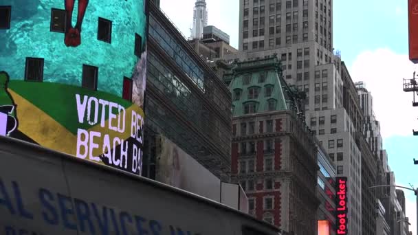 New York City - květen: Chodci a doprava na Times Square v New Yorku, Ny. Times square je jedním z nejpopulárnějších atrakcí na světě s téměř 40 milionů návštěvníků ročně. — Stock video