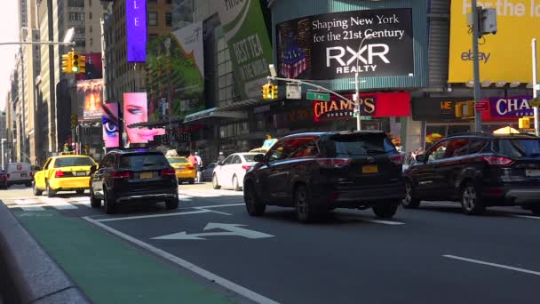 New York City - 9:Times New York, trafik araçları ve yayalar ağır çekimde kare olabilir — Stok video