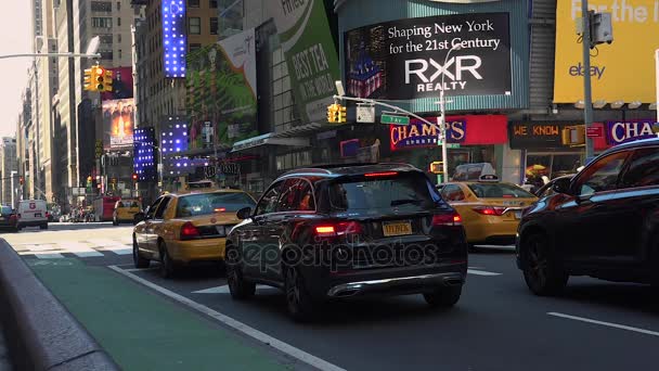 New York City - 9:Times New York, trafik araçları ve yayalar ağır çekimde kare olabilir — Stok video