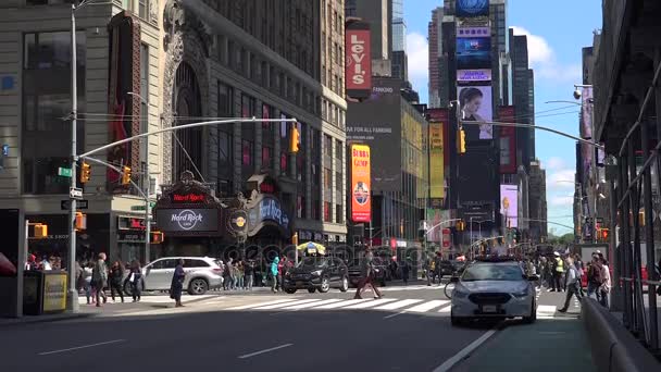 New York City - kan 9:Times Square in New York, verkeer-auto's en voetgangers in slowmotion — Stockvideo