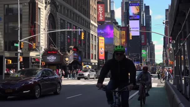 New York City - kan 9:Times Square i New York, trafik bilar och fotgängare i slow motion — Stockvideo