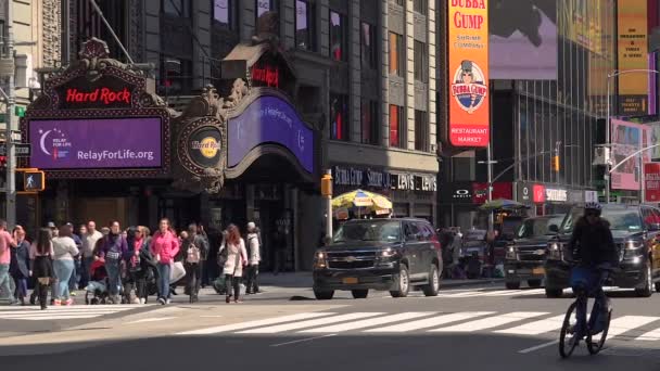 НЬЮ-ЙОРК - 9 мая: Таймс-сквер в Нью-Йорке, автомобили и пешеходы в замедленной съемке — стоковое видео