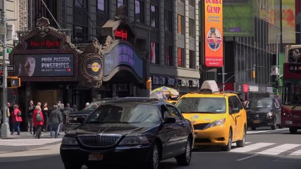 New York City - kan 9:Times Square i New York, trafik bilar och fotgängare i slow motion — Stockvideo