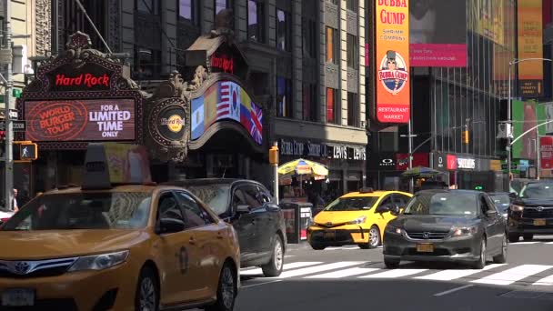 NUEVA YORK CITY - 9 de mayo: Times Square en Nueva York, coches de tráfico y peatones en cámara lenta — Vídeo de stock
