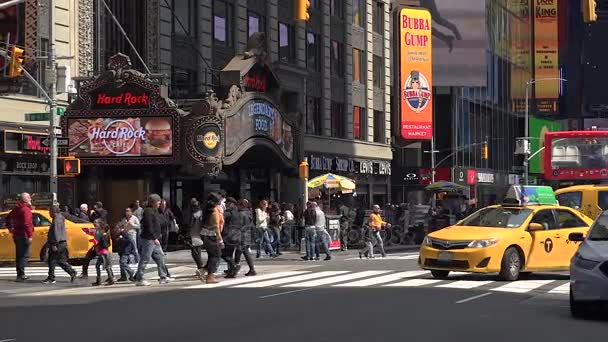 New York City - kan 9:Times Square in New York, verkeer-auto's en voetgangers in slowmotion — Stockvideo