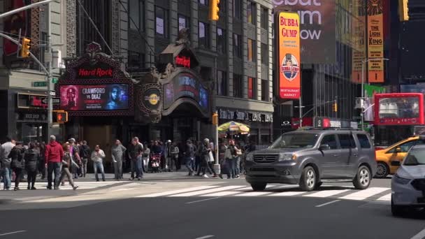 NUEVA YORK CITY - 9 de mayo: Times Square en Nueva York, coches de tráfico y peatones en cámara lenta — Vídeos de Stock