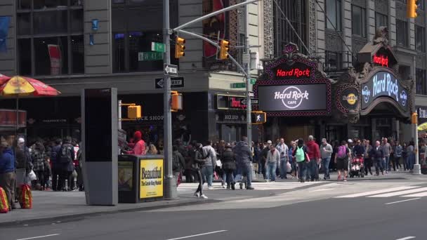 НЬЮ-ЙОРК - 9 мая: Таймс-сквер в Нью-Йорке, автомобили и пешеходы в замедленной съемке — стоковое видео