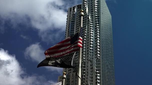 New York, Verenigde Staten - circa 2017: Centre Street met een zicht van New York door Gehry wolkenkrabber op 8 Spruce Street, in de lagere Manhattan.ultrahd4k,real tijd — Stockvideo