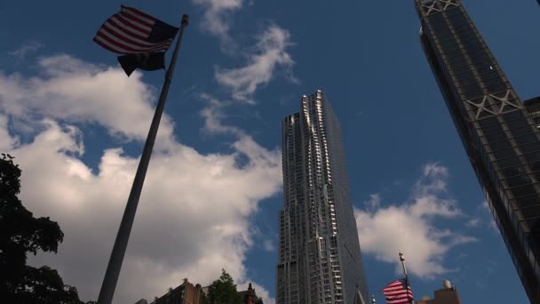 Nowy Jork, Usa - circa 2017: centrum ulicy z widokiem na Nowy Jork przez wieżowiec Gehry na 8 świerk Street, w dolnym Manhattan.ultrahd4k,real czas — Wideo stockowe