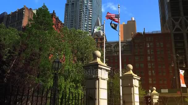 New York, Verenigde Staten - circa 2017: Centre Street met een zicht van New York door Gehry wolkenkrabber op 8 Spruce Street, in de lagere Manhattan.ultrahd4k,real tijd — Stockvideo