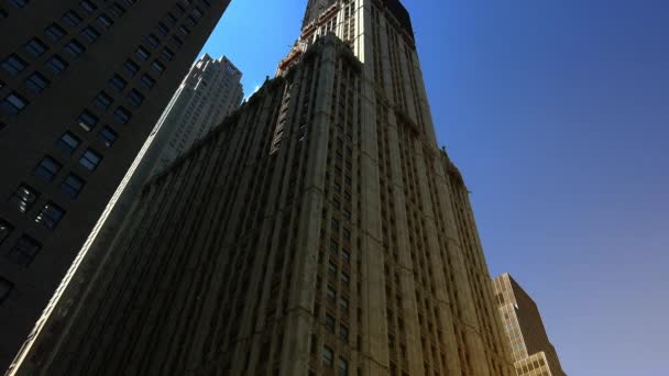 New York City, ca 2017: The Woolworth byggnad, Broadway, en av de 100 högsta byggnaderna i USA samt en av de 30 högsta byggnaderna i New York City, ultrahd4k, realtid — Stockvideo