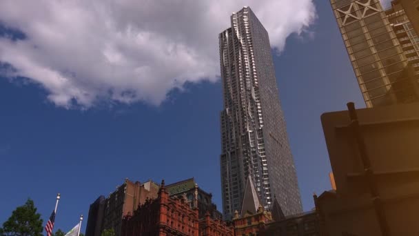 Nowy Jork, Usa - circa 2017: centrum ulicy z widokiem na Nowy Jork przez wieżowiec Gehry na 8 świerk Street, w dolnym Manhattan.ultrahd4k,real czas — Wideo stockowe