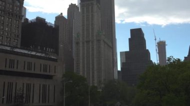 New York - 2017:traffic Center Caddesi Park satır ile kesiştiği Brooklyn Köprüsü girişinde yaklaşık; Yakınlarda bir park.ultrahd4k yanı sıra şehrin ana Yönetim ofisleri bulunmaktadır,