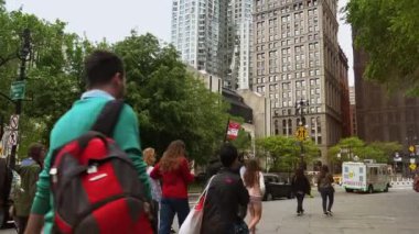 New York, Amerika Birleşik Devletleri - 2017 yaklaşık: merkezi sokak Gehry gökdelen New York alt Manhattan.ultrahd4k,real zamanında bir Oda 8 Spruce Caddesi