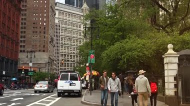 New York - 2017:traffic Center Caddesi Park satır ile kesiştiği Brooklyn Köprüsü girişinde yaklaşık; Yakınlarda bir park.ultrahd4k yanı sıra şehrin ana Yönetim ofisleri bulunmaktadır,
