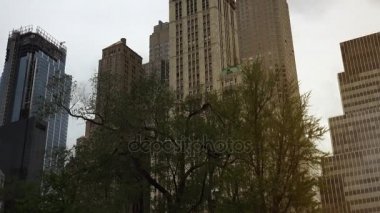 New York - 2017:traffic Center Caddesi Park satır ile kesiştiği Brooklyn Köprüsü girişinde yaklaşık; Yakınlarda bir park.ultrahd4k yanı sıra şehrin ana Yönetim ofisleri bulunmaktadır,