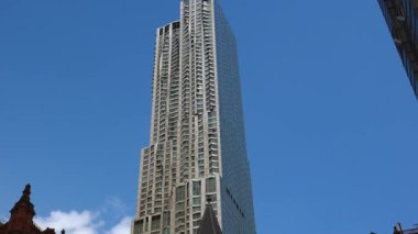 New York, Amerika Birleşik Devletleri - 2017 yaklaşık: merkezi sokak Gehry gökdelen New York alt Manhattan.ultrahd4k,real zamanında bir Oda 8 Spruce Caddesi