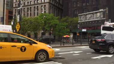 New York - 2017:traffic Center Caddesi Park satır ile kesiştiği Brooklyn Köprüsü girişinde yaklaşık; Yakınlarda bir park.ultrahd4k yanı sıra şehrin ana Yönetim ofisleri bulunmaktadır,