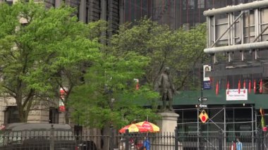 New York - 2017:traffic Center Caddesi Park satır ile kesiştiği Brooklyn Köprüsü girişinde yaklaşık; Yakınlarda bir park.ultrahd4k yanı sıra şehrin ana Yönetim ofisleri bulunmaktadır,