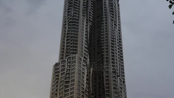 Nova York, EUA - por volta de 2017: Centre Street com vista para Nova York por Gehry Skyscraper na 8 Spruce Street, em Lower Manhattan.ultrahd4k, em tempo real — Vídeo de Stock