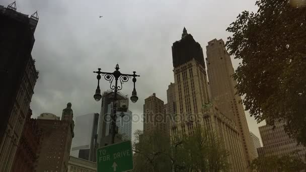 New York City, cirka 2017: A Woolworth Building megtekintésével, Broadway, az egyik a 100 legmagasabb épületei, az Egyesült Államokban, valamint egy 30 épület New York City, ultrahd4k, valós idejű — Stock videók