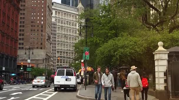 НЬЮ-ЙОРК - Примерно 2017 год: движение на пересечении Сентер-стрит с Парк-Роу у у входа на Бруклинский мост; поблизости находятся главные административные офисы города, а также парк.ultrahd4k , — стоковое видео