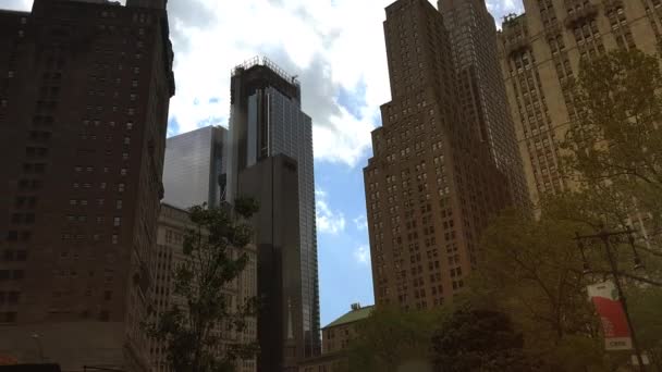 NUEVA YORK - circa 2017: tráfico en la intersección de Center Street con Park Row en la entrada del Puente de Brooklyn; cerca se encuentran las principales oficinas administrativas de la ciudad, así como un park.ultrahd4k , — Vídeo de stock