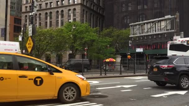 New York - circa 2017:traffic op het kruispunt van Center straat met Park rij bij de ingang van de Brooklyn Bridge; vlakbij vindt u de belangrijkste administratieve kantoren van de stad, evenals een park.ultrahd4k, — Stockvideo