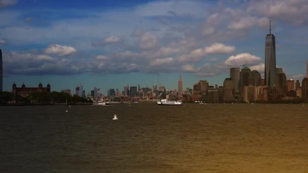 НЬЮ-ЙОРК, около 2017 года: Манхэттен знаменитого парома Стейтен-Айленд ездить панорама Нью-Йорка, Сша, в реальном времени, ультра hd 4k — стоковое видео