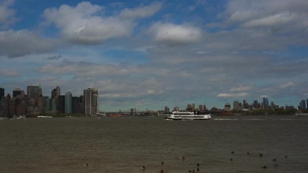 New York, circa 2017: Manhattan beroemde veerboot Staten Island rijden panorama van New York, Usa, real time, ultra hd 4k — Stockvideo