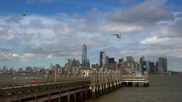 NEW YORK, circa 2017: Vista panoramica New York City e un elicottero in volo, in tempo reale, ultra hd 4k — Video Stock