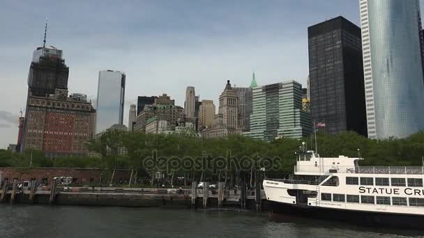 NEW YORK, circa 2017: Distretto finanziario di New York e Battery Park visti da una barca, in tempo reale, ultrahd 4k — Video Stock