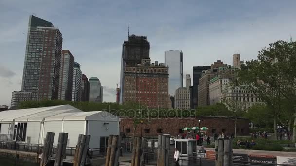 Нью-Йорк, близько 2017: фінансового району Нью-Йорка і Баттері-парк, видно з човна, реального часу, ultrahd 4 к — стокове відео