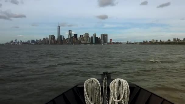 НЬЮ-ЙОРК: Панорамный вид на Нью-Йорк с судна, время истекло, ультра hd 4k — стоковое видео